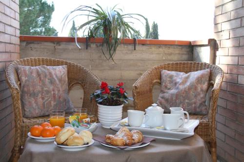 锡耶纳普拉塔尼酒店的一张桌子,早餐包括羊角面包和橙汁