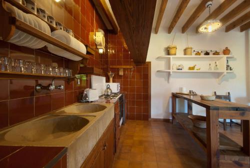 坎潘科夏Hort Den Gelos Campanet Mallorca的厨房配有水槽和桌子