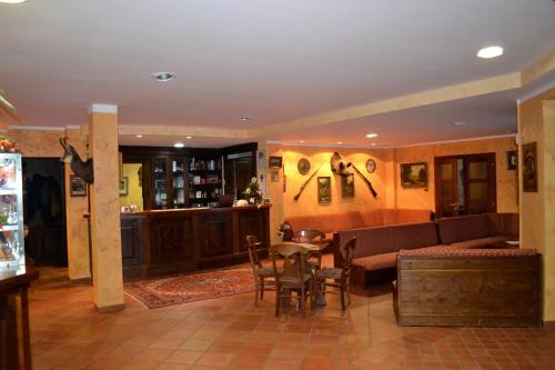 萨奥兹-杜尔克斯Park Hotel Gran Bosco的客厅配有沙发和桌子