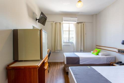 奥萨斯库VOA San José Palace Hotel的小房间设有两张床和电视