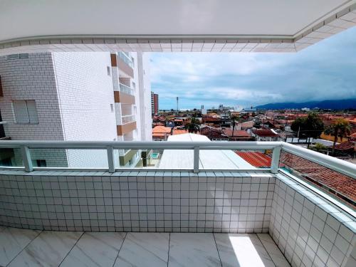 Apartamento Mirim Praia Grande的阳台或露台