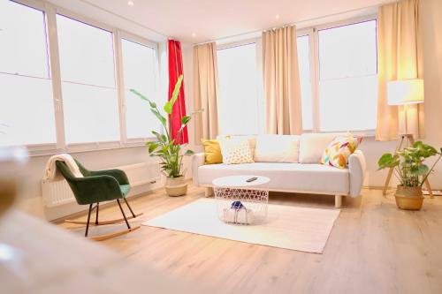 卡塞尔Modernes Loft-Apartment im Herz von Kassel mit Netflix的客厅配有沙发和椅子