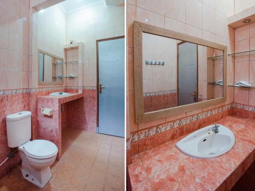 LampungCollection O 89999 Hotel Bumi Kedaton Resort的一间带卫生间、水槽和镜子的浴室