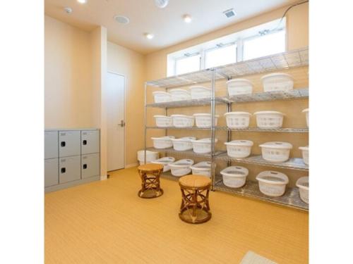 AkaishiOGAL INN - Vacation STAY 01857v的一间摆放着白色餐具的书架的房间