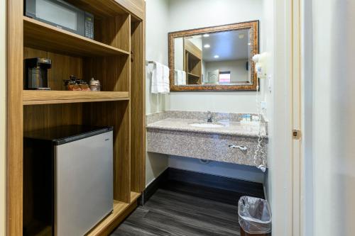 布雷亚布雷亚海兰汽车旅馆的一间带水槽和镜子的浴室