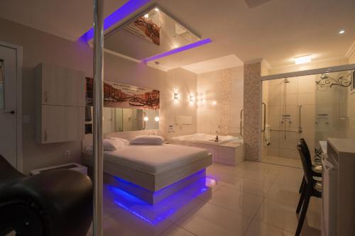 圣玛丽亚Motel Itapuã III Fx Rosário do Sul的一间卧室配有一张床、淋浴和浴缸