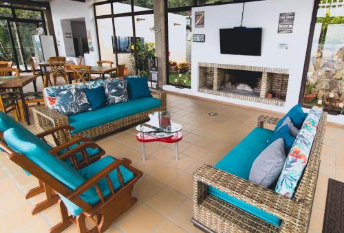 San BernardoHotel Casa Portones的带沙发和椅子的客厅以及壁炉
