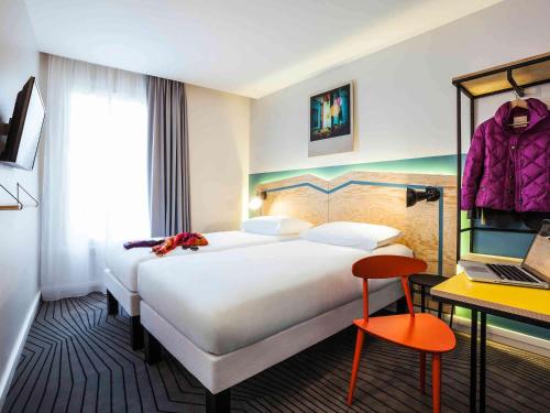 巴黎蒙特勒伊门民族宜必思尚品酒店客房内的一张或多张床位