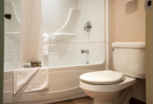 贾斯珀贾斯伯马默特旅舍的白色的浴室设有卫生间和淋浴。