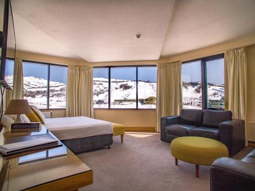 佩里舍峡谷玛丽兹酒店的酒店客房,配有床和沙发