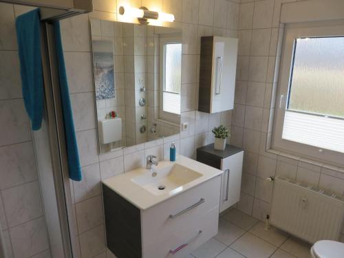 奥斯赛拜-屈隆斯博恩Ferienanlage-Reriker-Strasse-Bella-Vista-736的一间带水槽和镜子的浴室