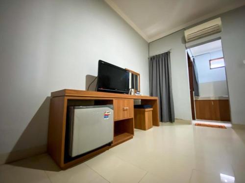 塞米亚克Prada Apartment的客厅配有平面电视和电视架