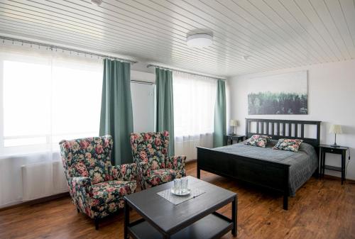 里加梅扎公园酒店的一间卧室配有一张床、一把椅子和一张桌子