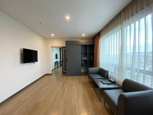 蔚山Hotel Daoom的带沙发和电视的客厅