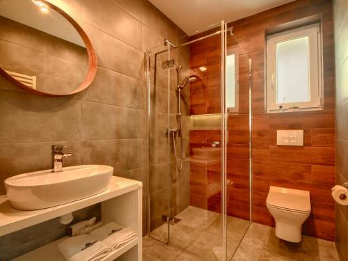 维斯瓦Apartamenty Szarotka的一间带水槽、卫生间和镜子的浴室