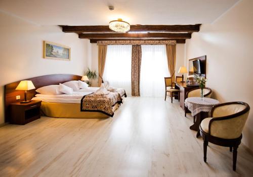 GranowoDwór Niemierzyce的卧室配有一张床和一张桌子及椅子
