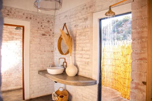 LuckhoffEco Karoo Mountain Lodge的一间带水槽和镜子的浴室