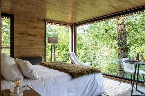 埃斯夫尔Loire Valley Lodges - Hotel的一间卧室设有一张床和一个大窗户