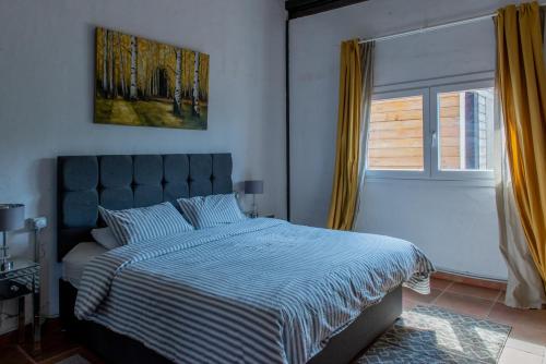 弗龙特拉Amazing Coast House On A Tranquil Organic Farm的一间卧室设有一张大床和一个窗户。