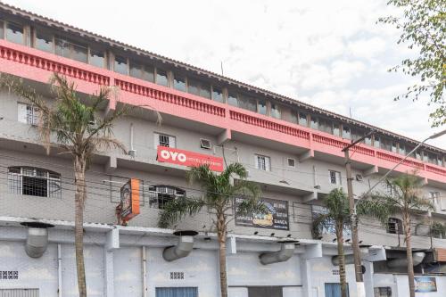 圣保罗OYO Hotel San Remo, São Paulo的前面有树木的大建筑