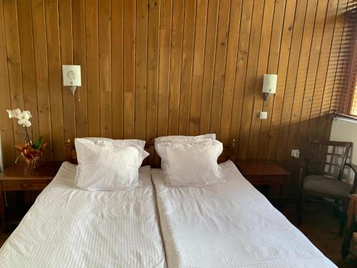 拉兹洛格Katarino Mountain House的一张带白色床单和枕头的床