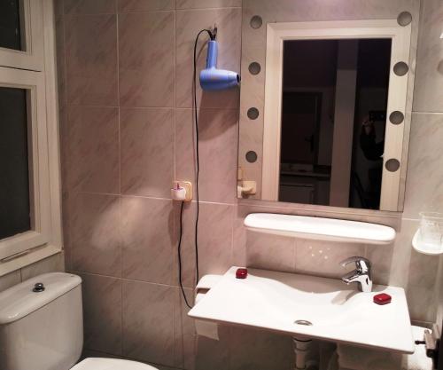 锡切斯Apartaments Mare Nostrum的一间带卫生间、水槽和镜子的浴室