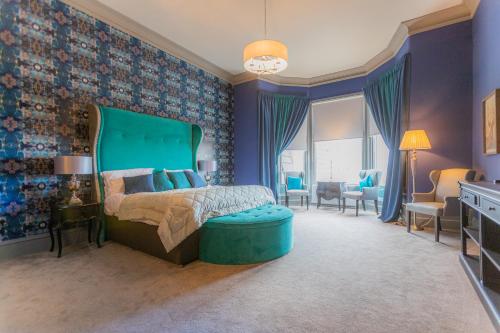 博内斯里士满公园酒店的一间卧室配有一张大床和绿色床头板