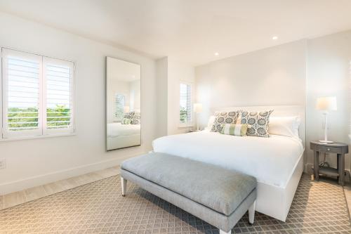 伊斯拉莫拉达The Islands of Islamorada的白色的卧室设有一张大床和一个窗户