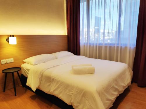 斯里巴加湾市EZ Suites的一张位于酒店客房的床铺,设有大窗户