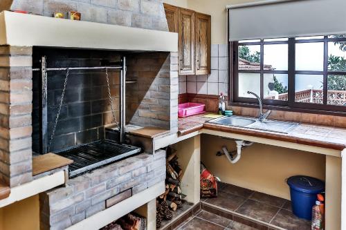 GarafíaCASA VILA的厨房配有砖炉