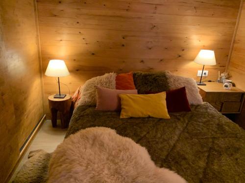 NaváCasa Rural Pirineu Nevà的一间卧室配有一张带枕头的床和两盏灯。