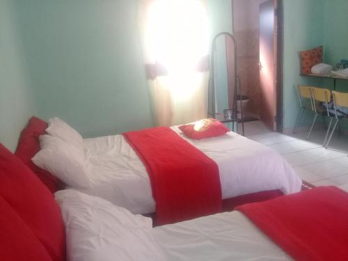 MogwaseRock of Rest的一张带红色和白色枕头的床