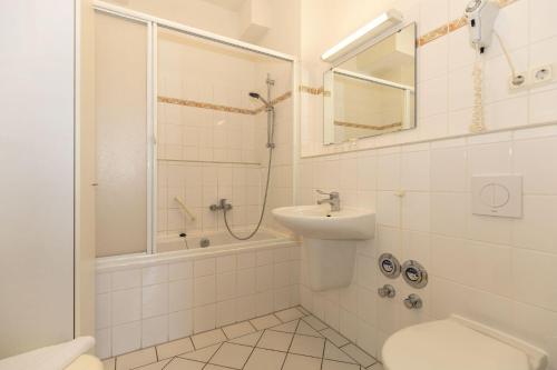 奥斯赛拜-屈隆斯博恩Residenz-Ostseewind-Wohnung-16-280的浴室配有卫生间、盥洗盆和淋浴。