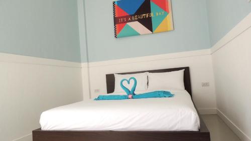 沙美岛Bluemoon Studio Room的一间卧室配有一张带蓝色丝带的床