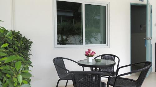 沙美岛Bluemoon Studio Room的一个带窗户的庭院里的桌椅