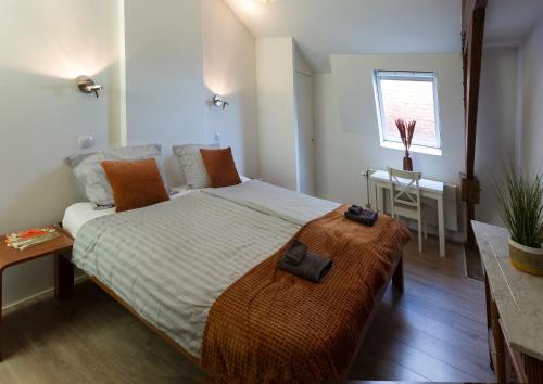 芬洛inn Venlo Apartment的一间卧室设有一张大床和一个窗户。