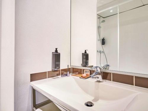 巴黎宜必思巴黎德蒙特勒伊门酒店的浴室设有白色水槽和镜子