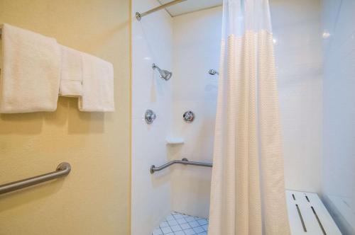 杰克逊Quality Inn & Suites的带淋浴和浴帘的浴室