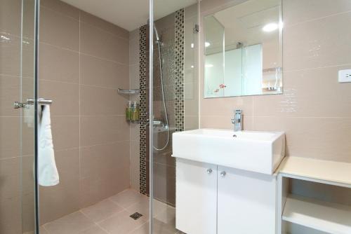 恒春古城垦丁小丑鱼度假村的浴室配有白色水槽和淋浴。