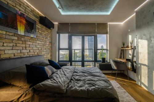 基辅VIP - Smart的一间卧室设有一张床和砖墙