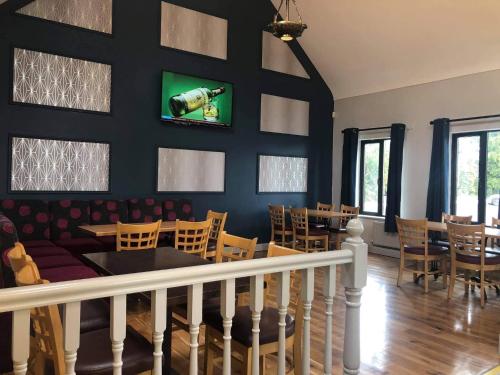 纳文Balreask Bar, Restaurant & Guest Accommodation的一间带桌椅的用餐室