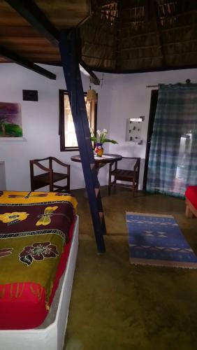 兹波利特绿洲城堡旅馆的一间卧室配有两张床和一张桌子。