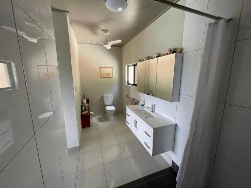 库克敦Riva-La-Vista-Cooktown的白色的浴室设有水槽和卫生间。