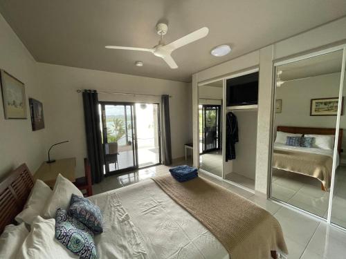 库克敦Riva-La-Vista-Cooktown的一间卧室配有一张床和吊扇