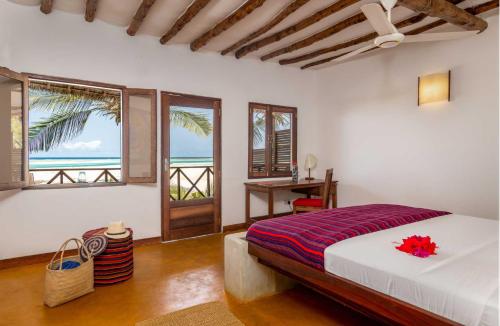 平圭Hekaya Zanzibar的一间卧室设有一张床,享有海景
