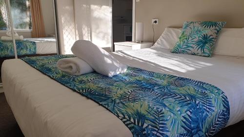 科夫斯港水上别墅公寓度假村的一间卧室配有一张床,床上有毛巾