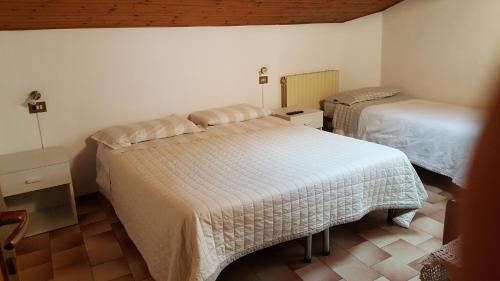 巴尔齐奥Foresteria Lombarda da Giovanna的一间卧室,配有两张床