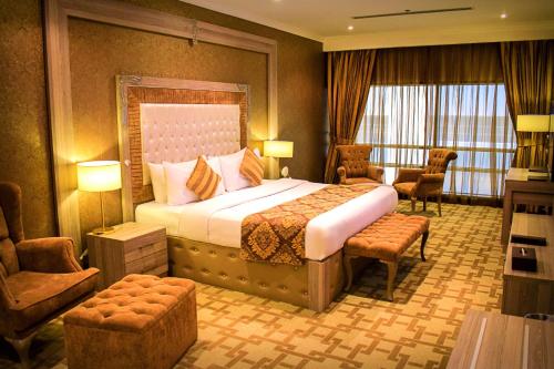多哈萨帕瑞大酒店的酒店客房带一张大床和一把椅子