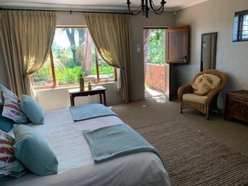 阿多杰拉德的礼物宾馆的一间卧室配有一张床、一把椅子和窗户。