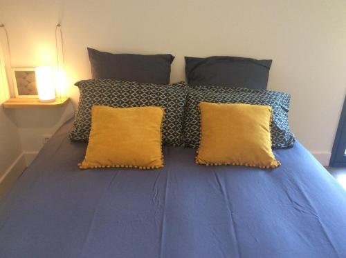 LesnevenCasa Cosy的一张带枕头和蓝色棉被的蓝色床
